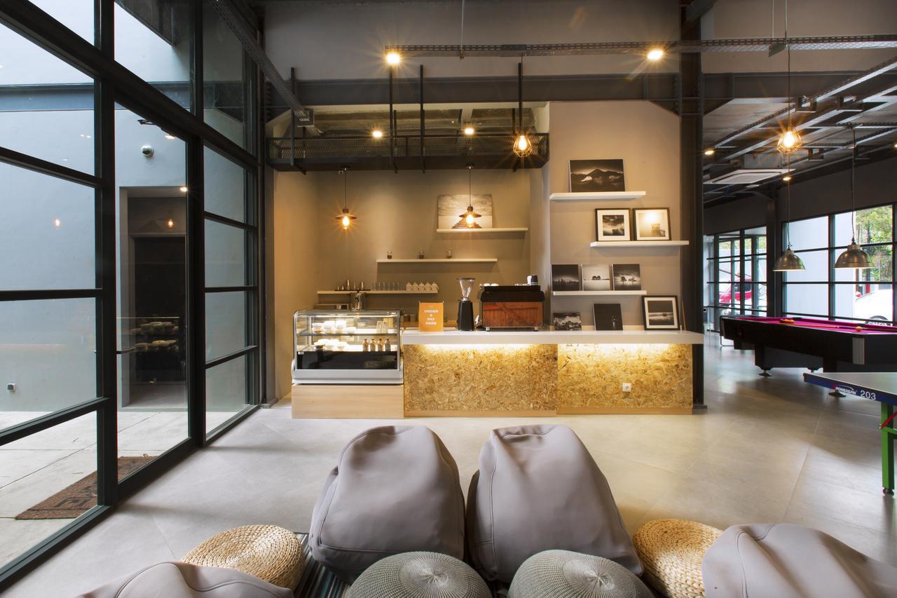 Nomad Hostel Kemang Jakarta Exteriör bild